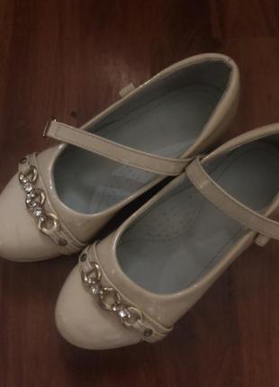 Шикарні лакові пудрові туфлі з прикрасою для дівчинки 20, 5см