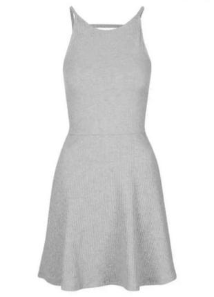 Трикотажное платье в рубчик на тонких бретелях с вырезом халтер и полосками на спине2 фото