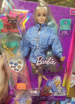 Лялька барбі екстра модниця в синій куртці з малюнком barbie extra doll #165 фото