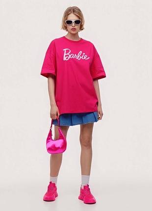 Тренд barbie яркая розовая футболка оверсайз с принтом надписью барби двухнитка5 фото