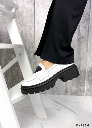 Натуральні шкіряні білі туфлі - лофери на чорній підошві3 фото