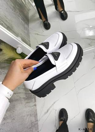 Натуральні шкіряні білі туфлі - лофери на чорній підошві