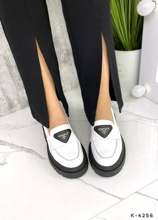 Натуральні шкіряні білі туфлі - лофери на чорній підошві8 фото