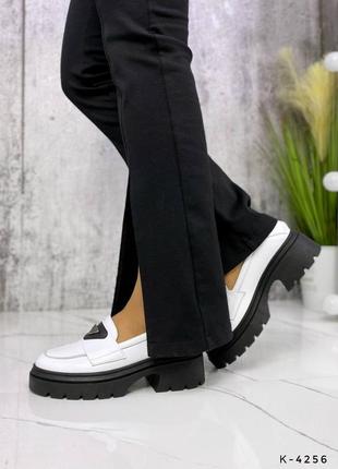 Натуральні шкіряні білі туфлі - лофери на чорній підошві4 фото