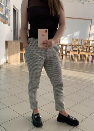 Класичні брюки в оригінальний принт