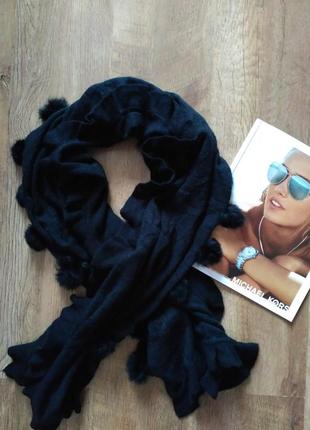 Шарф палантин чорного кольору з кролячими китичками