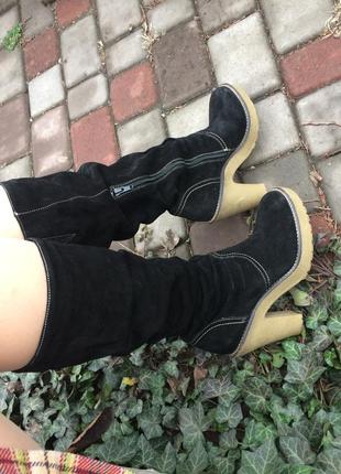 Женские классические замшевые чёрные сапоги  на каблуке4 фото