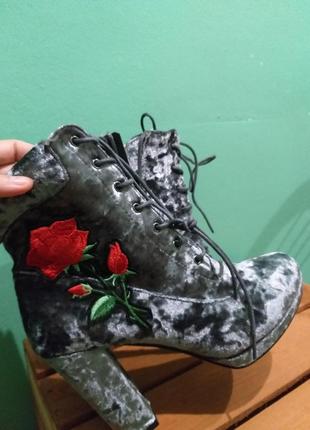 Сірі вельветові чобітки, черевики, дизайнерські ботильйони з вишивкою, трояндою6 фото