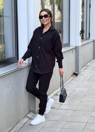 Костюм женский однотонный оверсайз рубашка на пуговицах с карманами брюки джоггеры на высокой посадке качественный стильный черный оливковый5 фото