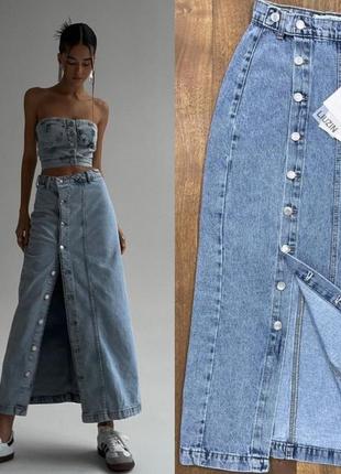 Длинная женская джинсовая юбка на пуговицах.