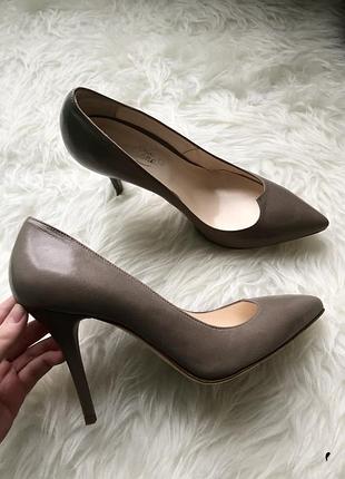 Полностью кожаные  лодочки, бежевого цвета. италия