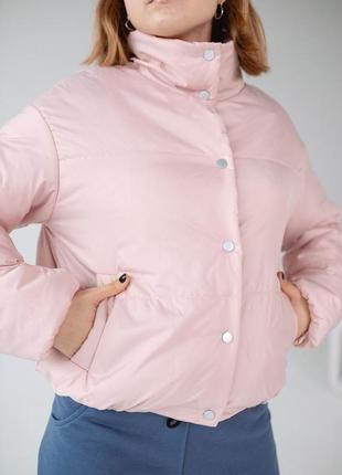 Женская дутая куртка-ветровка малинового цвета на весну / осень3 фото