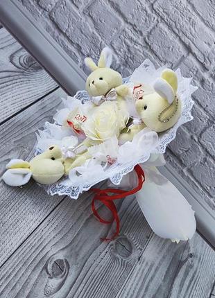 Білий букет з м'яких іграшок та цукерок, плюшевий кролик дитячий букет подарунок дитині2 фото
