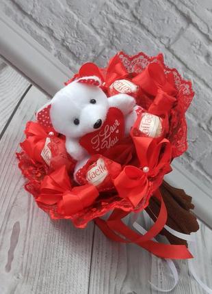 Червоний букет з плюшевим ведмедиком та цукерками rafaello, м'які іграшки подарунок дівчині жінці чи дитині4 фото