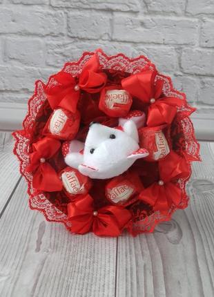 Красный  букет с плюшевым мишкой и конфетами rafaello, мягкие игрушки подарок девушке женщине или ребенку2 фото