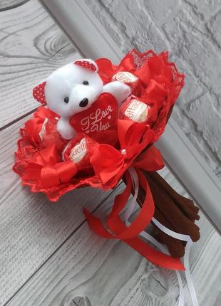 Червоний букет з плюшевим ведмедиком та цукерками rafaello, м'які іграшки подарунок дівчині жінці чи дитині3 фото