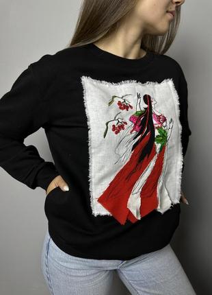 Свитшот женский с патриотической вышивкой калина черный modna kazka mknk9001-12 фото