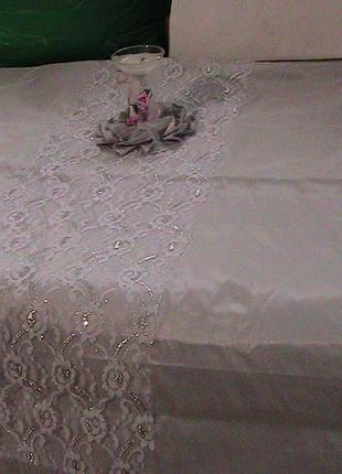 Праздничная скатерть серебристая с декором1 фото