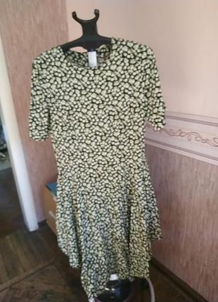 Симпатичное платье в мелкий букетик.