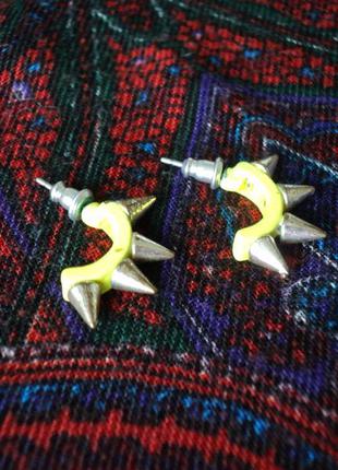 Ярко-желтые серьги с шипами