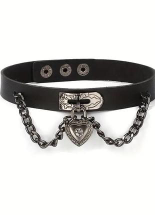 Заводной чокер с сердцем и металлическими цепями универсальный размер чёрный ( 130 135 )
