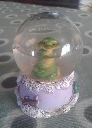 Сувенирный водяной шар со змейкой