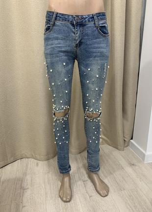 Женские джинсы с разрезами и жемчугом2 фото