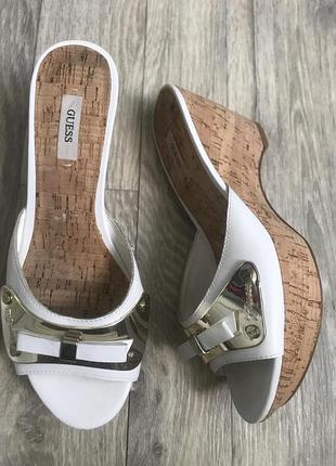 Босоножки guess шлепанцы кожа р.36,5/37,5 ст.24-24,5см танкетка