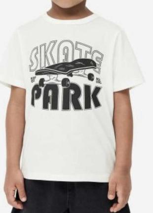 Футболка білого кольору skate park 🛹 для хлопчика h&m розмір 116