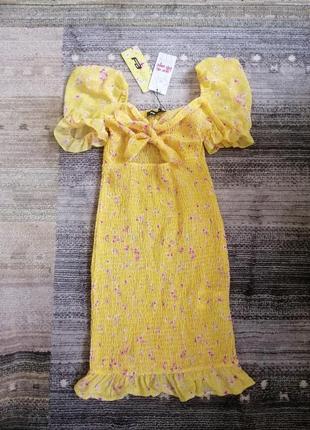 Красивое желтое летнее платье в цветок с фонарикими