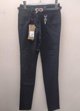 Брюки женские, подростковые, черные, тонкие, с ремешком, зауженные.и-4492.
размеры:25;26;27;28;29;30.
цена -350грн