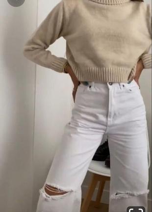 Трендовые белые рваные джинсы высокой посадки