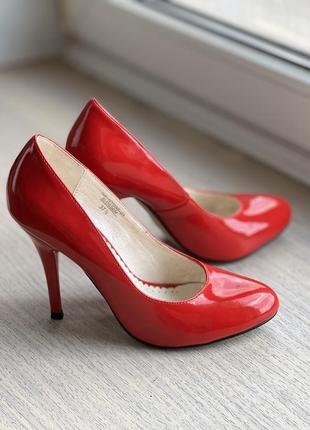 Туфли кожаные лаковые красные3 фото