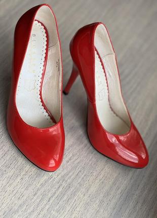 Туфли кожаные лаковые красные6 фото