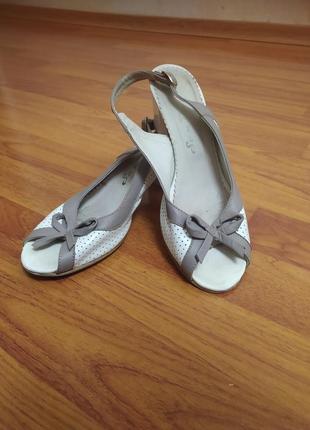 Женские кожанныебосоножки сандалии на среднем каблуке белые кожа3 фото