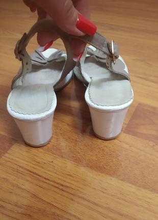 Женские кожанныебосоножки сандалии на среднем каблуке белые кожа4 фото