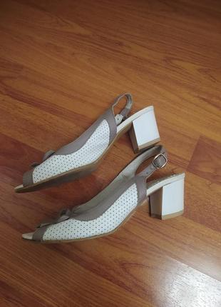 Женские кожанныебосоножки сандалии на среднем каблуке белые кожа5 фото