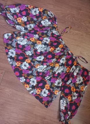 Блуза изюминка с открытыми плечами цветами1 фото