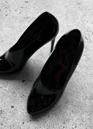 Dolce&amp;gabbana women's black premium asymmerical patent leather high heels женские, люксовые туфли6 фото