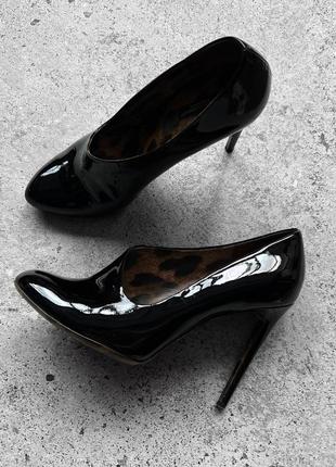Dolce&amp;gabbana women's black premium asymmerical patent leather high heels женские, люксовые туфли4 фото