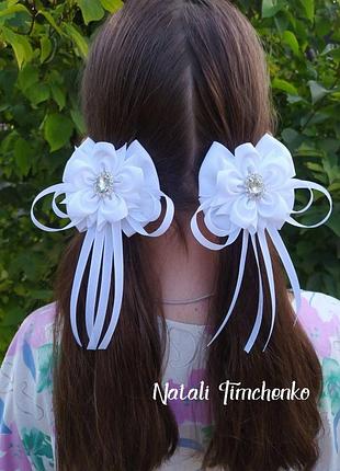 Білі святкові бантики на 1 вересня в школу