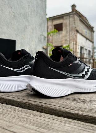 Чоловічі оригінальні кросівки для бігу saucony ride 16 20830-05s black white чорні7 фото