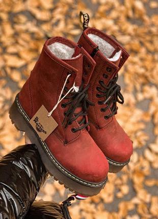 Шикарные бордовые ботинки dr. martens на меху10 фото