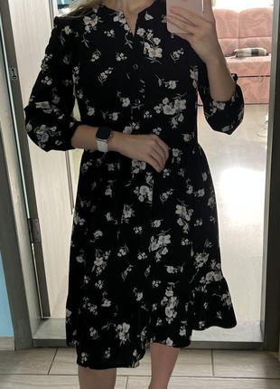 Черное платье с цветочным принтом
