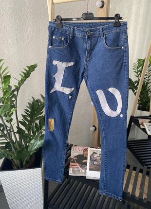 Новые мужские джинсы с вышивкой l. v. ☘️1 фото