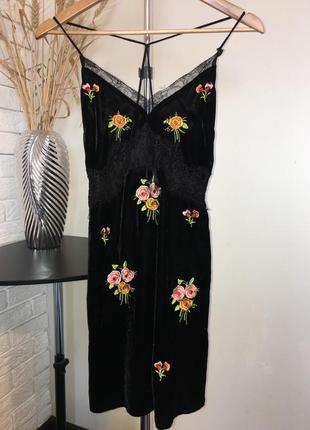 Черное бархатное платье с цветочным принтом и кружевом topshop