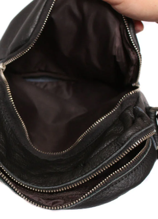 Вместительная кожаная сумка черная, на длинном ремне6 фото