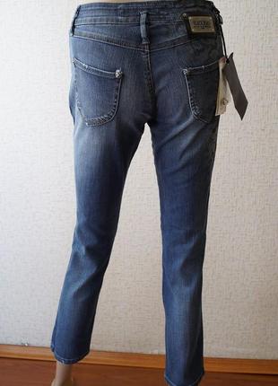 Укороченные джинсы стрижутmond denim (италия), синего цвета.2 фото