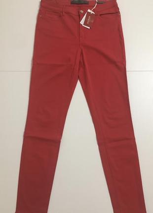 Джинсы брюки guess super slim. размер 31-32. цвет красно коралловый.1 фото