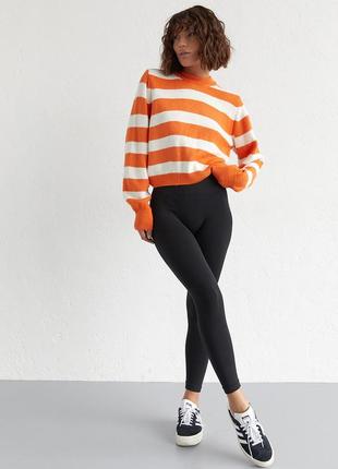 Джемпер женский вязаный oversize в полоску оранжевого цвета7 фото